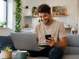 Jeune locataire dans son studio lumineux en train de valider son dossier Visale en ligne
