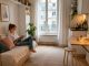 Studio parisien de 10 m² parfaitement amenage, canape-lit, table murale, kitchenette et rangements muraux