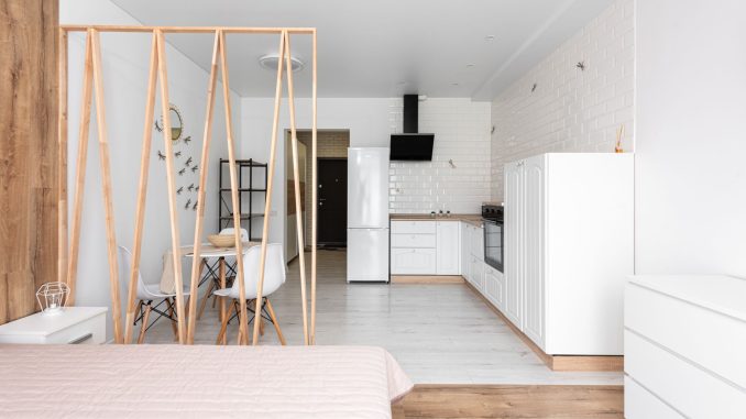 Interieur d'un studio etudiant moderne et lumineux avec cuisine ouverte, illustrant le cadre du bail etudiant 9 mois.