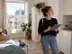 Locataire réalisant l'état des lieux d'entrée d'un studio parisien avec une tablette
