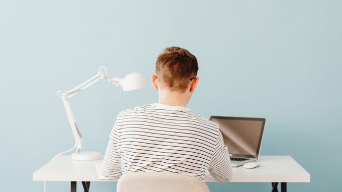 Etudiant travaillant sur son ordinateur dans un studio avec box internet wifi